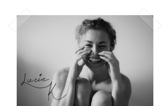 Černobílá fotografie usmívající se provozovatelky Lucie